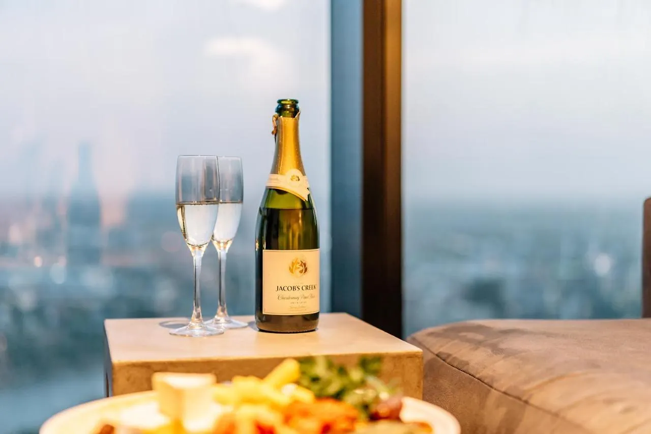 Heavenly Views Above 60F - New Luxury 2Bd/2Bath. Hotel Brisbane Apartment